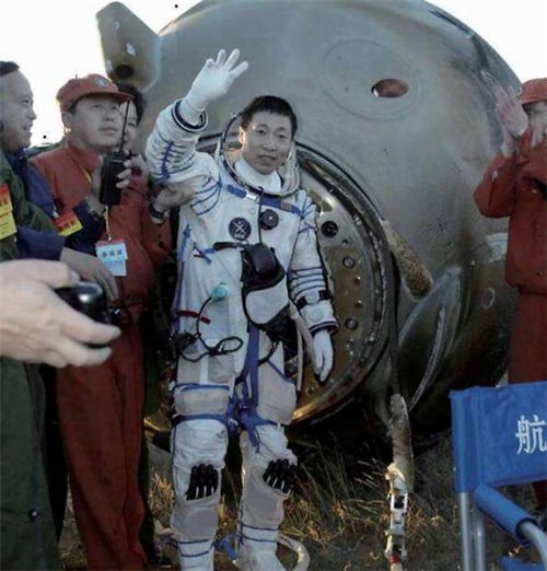杨利伟什么时候登月 杨立伟登月时间是2003年10月15日9(杨利伟什么时候回来de)