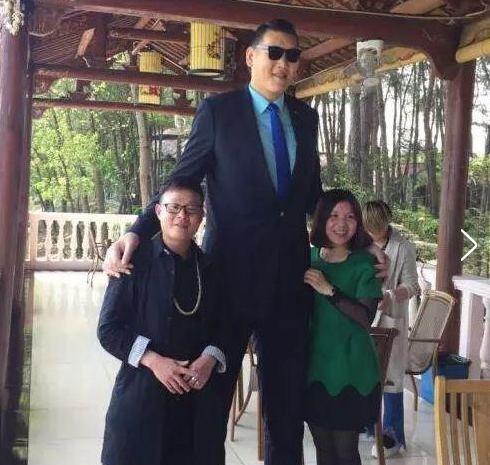他有多高?他的身高是自然患者巨人症