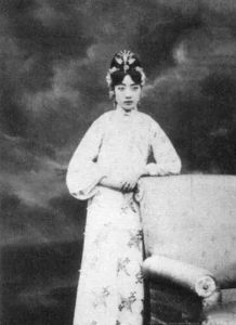 曾与婉容争宠的文绣,终于冒着天下之大的风骚与溥仪离婚