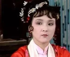 薛宝琴才华横溢,知识渊博,聪明敏感