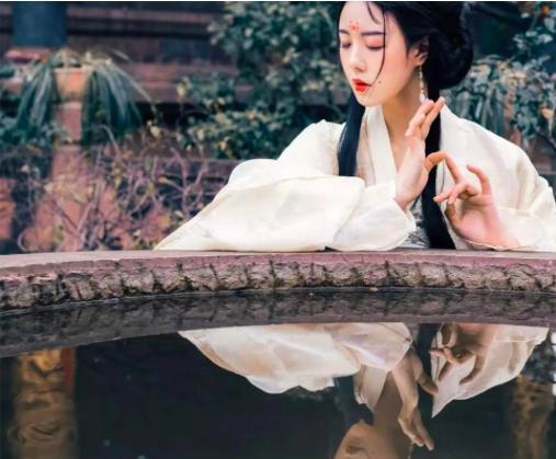 春秋四大美女之一的夏姬:郑穆公之女,堪称中国古代色伎双全的(春秋四大美女之一杀三夫一君)