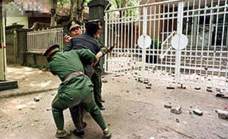 中国驻南联盟大使馆爆炸事件、积极应对印巴核试验、中美南海撞机(中国驻南联盟大使馆事件)