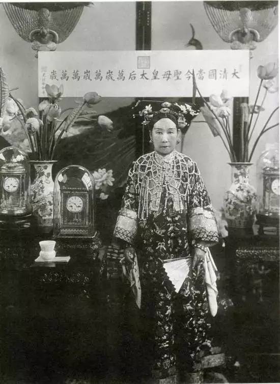 巴克斯突然宣布,他是清朝慈禧太后的秘密情人