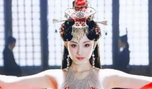 她是个美人,不然唐玄宗怎么敢背天下骂名和儿子抢媳妇?不是深爱