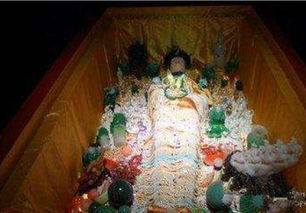 人死不能复生,但为了表达后人的心意,每个人都会尽可能给死去的(但亲情可以延续)