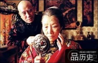 她说慈禧是一个和李莲英洗澡的怪物,光绪皇帝显然想和这个外国女