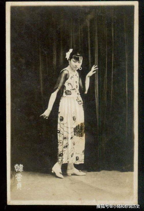清代真实青楼女子老照片:富家子弟在青楼吃喝玩乐,两个男人陪着(真实清代女子头饰)