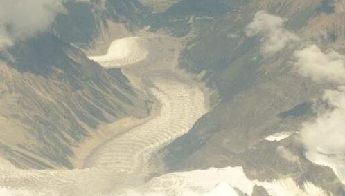 西藏龙在西藏雪山高空拍摄 有人在飞越