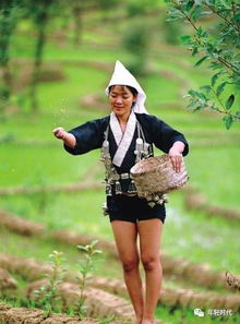 女人自信地露出迷人的胸部和高腿,大胆而性感(女人的迷之自信是怎么来的)