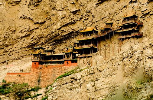 山西大同恒山的北魏悬空寺,几十吨重的建筑,靠着几根摇摇晃的木