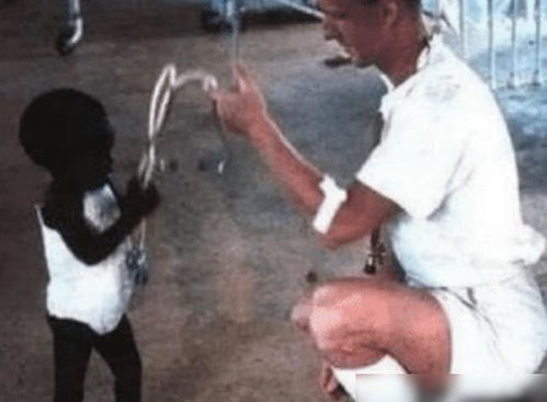 世界上最黑的孩子有多黑吗?它看起来像一个煤球,小今天会带你去 世界上最黑的孩子不像人