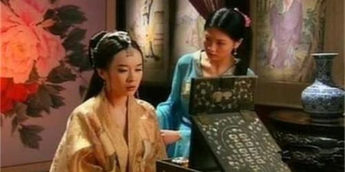 为什么这些女孩可以和她们的女主人一起为男主人服务? 为什么总是怀女孩