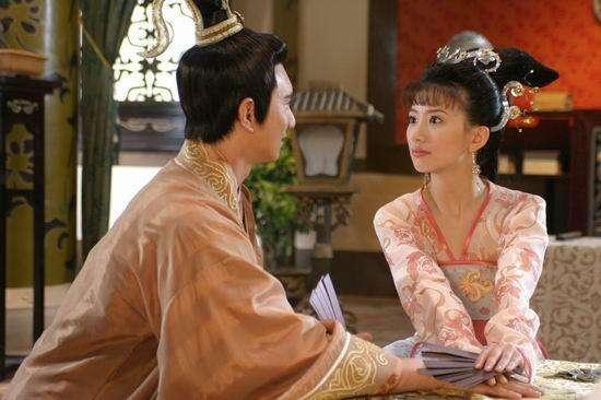 小周后全身赤裸,五个宫女抱着不动,两人承股,一人拥抱背后